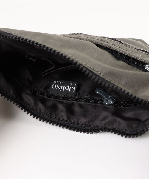 kipling（キプリング）の「【kipling】キプリング　Basic ARTO S　ショルダーバッグ（ショルダーバッグ・レディース・ブラック/ネイビー/レッド/モスグリーン/ベージュ/ブルー系その他/グレー/クリーム/ブラック系その他/マルチ/グレー系その他/ブルー系その他2/ブルー系その他3/タン・FREE）」の21枚目の写真