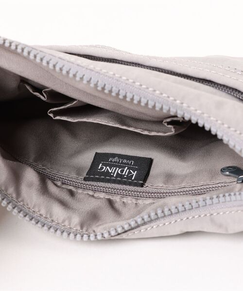 kipling（キプリング）の「【kipling】キプリング　Basic ARTO S　ショルダーバッグ（ショルダーバッグ・レディース・ブラック/ネイビー/レッド/モスグリーン/ベージュ/ブルー系その他/グレー/クリーム/ブラック系その他/マルチ/グレー系その他/ブルー系その他2/ブルー系その他3/タン・FREE）」の22枚目の写真