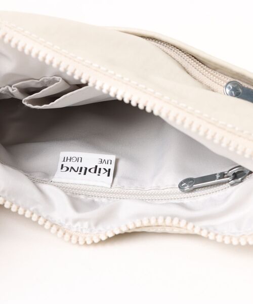 kipling（キプリング）の「【kipling】キプリング　Basic ARTO S　ショルダーバッグ（ショルダーバッグ・レディース・ブラック/ネイビー/レッド/モスグリーン/ベージュ/ブルー系その他/グレー/クリーム/ブラック系その他/マルチ/グレー系その他/ブルー系その他2/ブルー系その他3/タン・FREE）」の17枚目の写真