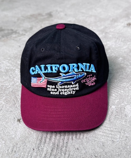 CALIFORNIA OUTFITTERS(カリフォルニア アウトフィッターズ)の「5A6 コットン 刺繍 ロゴキャップ(キャップ・レディース・ワイン/ピンク/ライトブルー/ブラック・ONESIZE)」の1枚目の写真