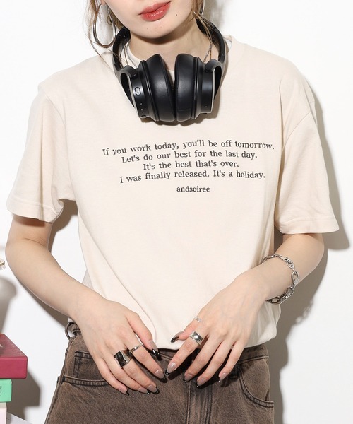 &soiree(アンドソワレ)の「&soiree フロント刺繍Tシャツ(Tシャツ/カットソー・レディース・ホワイト/ピンク/ネイビー/ベージュ/スミクロ/ブラウン・F/FREE)」の4枚目の写真
