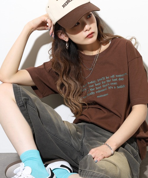 &soiree(アンドソワレ)の「&soiree フロント刺繍Tシャツ(Tシャツ/カットソー・レディース・ホワイト/ピンク/ネイビー/ベージュ/スミクロ/ブラウン・F/FREE)」の3枚目の写真