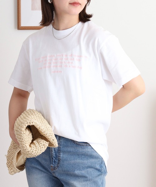 &soiree(アンドソワレ)の「&soiree フロント刺繍Tシャツ(Tシャツ/カットソー・レディース・ホワイト/ピンク/ネイビー/ベージュ/スミクロ/ブラウン・F/FREE)」の1枚目の写真