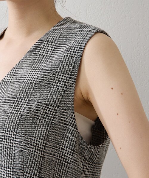 Whim Gazette（ウィムガゼット）の「ノーカラーベスト（ベスト・レディース・グレー/ブラウン・FREE）」の4枚目の写真