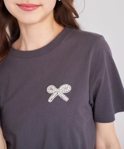 tocco closet(トッコ クローゼット)の「リボンビジュー付きTシャツ(Tシャツ/カットソー・レディース・ピンク/オフホワイト/チャコールグレー・M)」の5枚目の写真