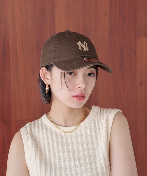 NEW ERA(ニューエラ)の「【NEW ERA(ニューエラ)】別注STRAP LOGO CC(WOMENS)(キャップ・レディース・オフホワイト/ベージュ/ブラウン・FREE)」の1枚目の写真