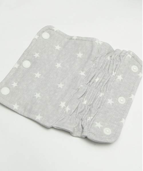 napnap（ナップナップ）の「napnap Free Fit Bib よだれカバー（抱っこ紐/ベルトカバー/スリング・キッズ・ブルー/グレー/ピンク・FREE）」の4枚目の写真