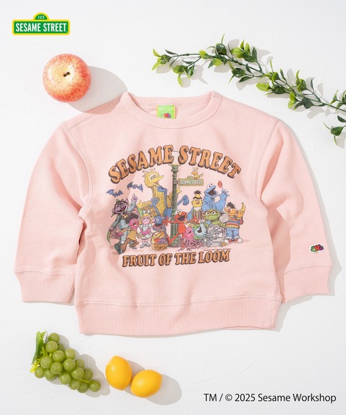 FRUIT OF THE LOOM（フルーツオブザルーム）の「【FRUIT OF THE LOOM】長袖スウェット① / キッズ / セサミストリート / コラボプリント / 総勢キャラクター（スウェット・キッズ・ピンク/アイボリー/ブラック・110cm/130cm/150cm）」の3枚目の写真