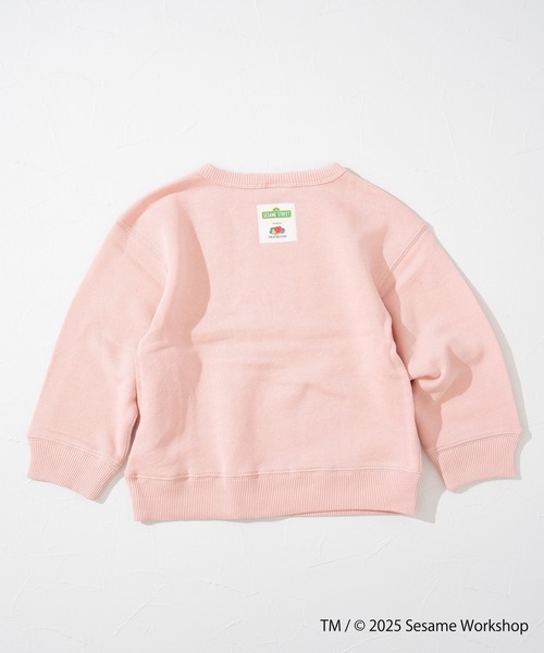 FRUIT OF THE LOOM（フルーツオブザルーム）の「【FRUIT OF THE LOOM】長袖スウェット① / キッズ / セサミストリート / コラボプリント / 総勢キャラクター（スウェット・キッズ・ピンク/アイボリー/ブラック・110cm/130cm/150cm）」の4枚目の写真
