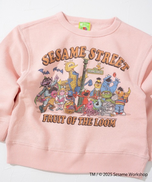 FRUIT OF THE LOOM（フルーツオブザルーム）の「【FRUIT OF THE LOOM】長袖スウェット① / キッズ / セサミストリート / コラボプリント / 総勢キャラクター（スウェット・キッズ・ピンク/アイボリー/ブラック・110cm/130cm/150cm）」の7枚目の写真