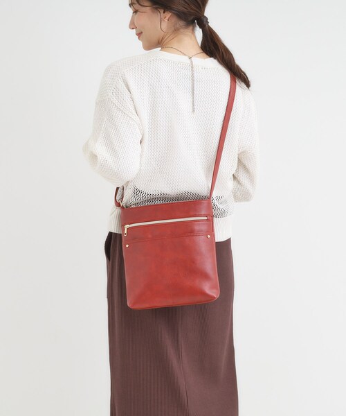 SHOO・LA・RUE(シューラルー)の「スマートながらしっかり入る アオリポケットが魅力のショルダーバッグ(ショルダーバッグ・レディース・ブラウン系その他/ライトベージュ/レッド系1/ブラック/ブルー・00)」の5枚目の写真