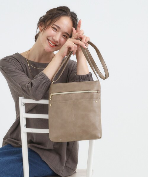 SHOO・LA・RUE(シューラルー)の「スマートながらしっかり入る アオリポケットが魅力のショルダーバッグ(ショルダーバッグ・レディース・ブラウン系その他/ライトベージュ/レッド系1/ブラック/ブルー・00)」の2枚目の写真