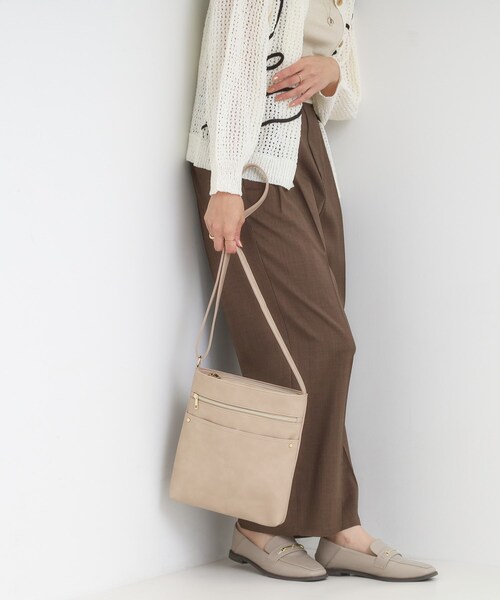 SHOO・LA・RUE(シューラルー)の「スマートながらしっかり入る アオリポケットが魅力のショルダーバッグ(ショルダーバッグ・レディース・ブラウン系その他/ライトベージュ/レッド系1/ブラック/ブルー・00)」の3枚目の写真