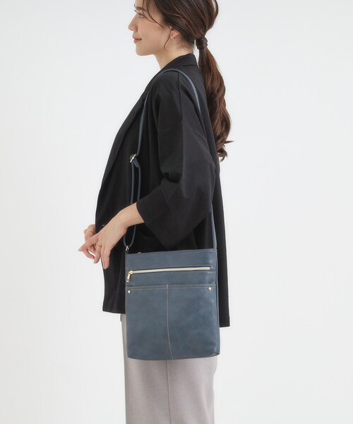 SHOO・LA・RUE(シューラルー)の「スマートながらしっかり入る アオリポケットが魅力のショルダーバッグ(ショルダーバッグ・レディース・ブラウン系その他/ライトベージュ/レッド系1/ブラック/ブルー・00)」の4枚目の写真