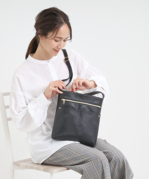 SHOO・LA・RUE(シューラルー)の「スマートながらしっかり入る アオリポケットが魅力のショルダーバッグ(ショルダーバッグ・レディース・ブラウン系その他/ライトベージュ/レッド系1/ブラック/ブルー・00)」の1枚目の写真