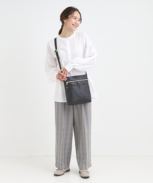 SHOO・LA・RUE(シューラルー)の「スマートながらしっかり入る アオリポケットが魅力のショルダーバッグ(ショルダーバッグ・レディース・ブラウン系その他/ライトベージュ/レッド系1/ブラック/ブルー・00)」の7枚目の写真