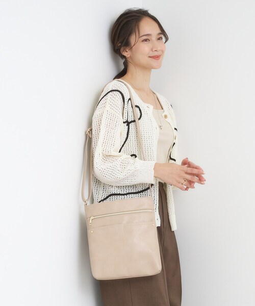 SHOO・LA・RUE(シューラルー)の「スマートながらしっかり入る アオリポケットが魅力のショルダーバッグ(ショルダーバッグ・レディース・ブラウン系その他/ライトベージュ/レッド系1/ブラック/ブルー・00)」の8枚目の写真