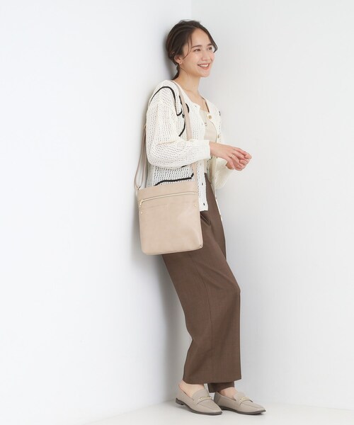 SHOO・LA・RUE(シューラルー)の「スマートながらしっかり入る アオリポケットが魅力のショルダーバッグ(ショルダーバッグ・レディース・ブラウン系その他/ライトベージュ/レッド系1/ブラック/ブルー・00)」の9枚目の写真