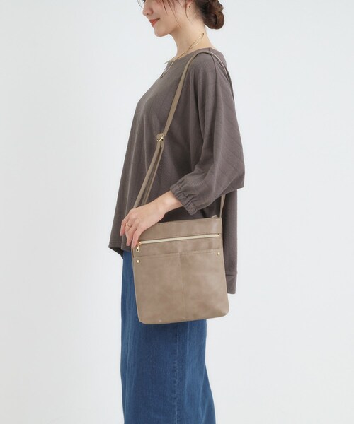 SHOO・LA・RUE(シューラルー)の「スマートながらしっかり入る アオリポケットが魅力のショルダーバッグ(ショルダーバッグ・レディース・ブラウン系その他/ライトベージュ/レッド系1/ブラック/ブルー・00)」の10枚目の写真