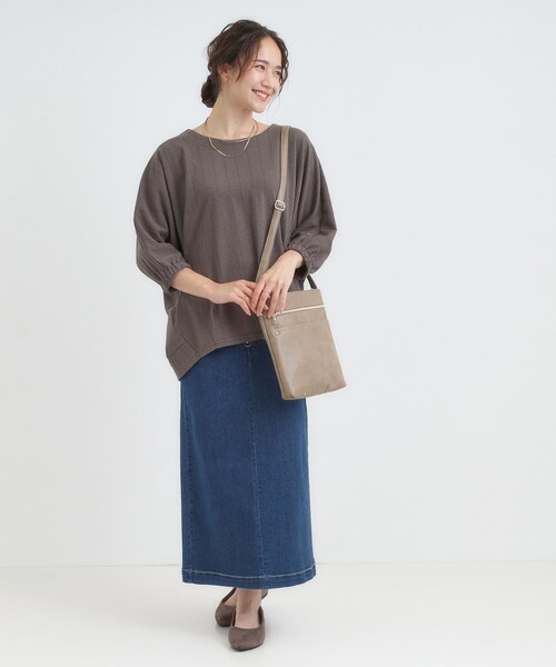 SHOO・LA・RUE(シューラルー)の「スマートながらしっかり入る アオリポケットが魅力のショルダーバッグ(ショルダーバッグ・レディース・ブラウン系その他/ライトベージュ/レッド系1/ブラック/ブルー・00)」の11枚目の写真