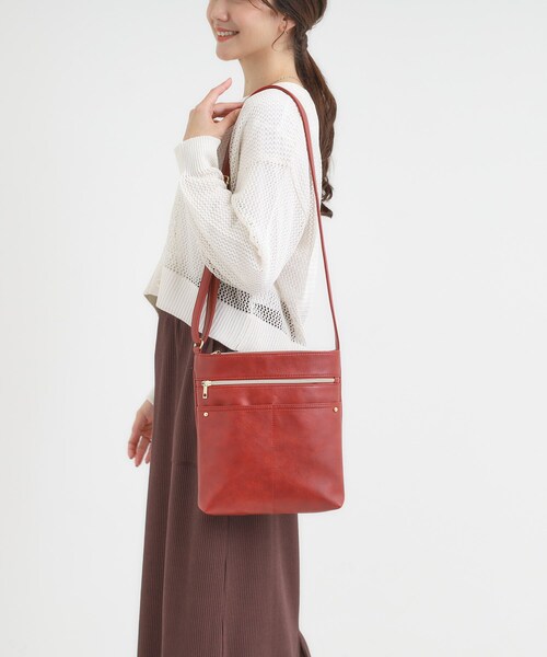 SHOO・LA・RUE(シューラルー)の「スマートながらしっかり入る アオリポケットが魅力のショルダーバッグ(ショルダーバッグ・レディース・ブラウン系その他/ライトベージュ/レッド系1/ブラック/ブルー・00)」の12枚目の写真