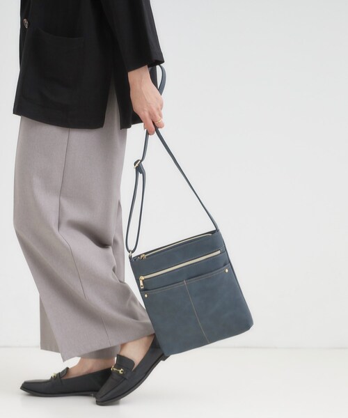 SHOO・LA・RUE(シューラルー)の「スマートながらしっかり入る アオリポケットが魅力のショルダーバッグ(ショルダーバッグ・レディース・ブラウン系その他/ライトベージュ/レッド系1/ブラック/ブルー・00)」の14枚目の写真