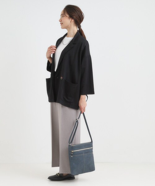 SHOO・LA・RUE(シューラルー)の「スマートながらしっかり入る アオリポケットが魅力のショルダーバッグ(ショルダーバッグ・レディース・ブラウン系その他/ライトベージュ/レッド系1/ブラック/ブルー・00)」の15枚目の写真