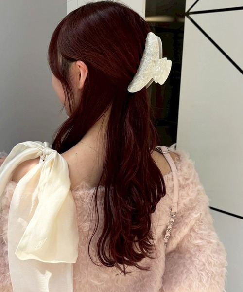 one after another NICE CLAUP（ワンアフターアナザーナイスクラップ）の「【Latini】ロゴストーンワニクリップ（バレッタ/ヘアクリップ・レディース・グレー/アイボリー・FREE）」の3枚目の写真