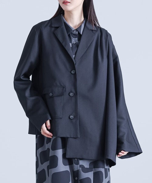 kOhAKU(コハク)の「アシンメトリータックジャケット(テーラードジャケット・レディース・チャコール/ブラック・2/1)」の2枚目の写真