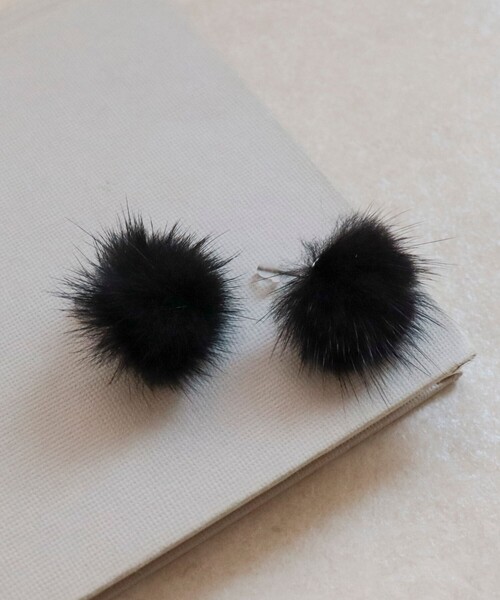 fredy emue(フレディエミュ)の「ミンクファーピアス(ピアス(両耳用)・レディース・ブラック/ベージュ・FREE)」の2枚目の写真