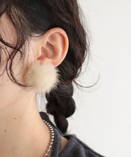 fredy emue(フレディエミュ)の「ミンクファーピアス(ピアス(両耳用)・レディース・ブラック/ベージュ・FREE)」の3枚目の写真