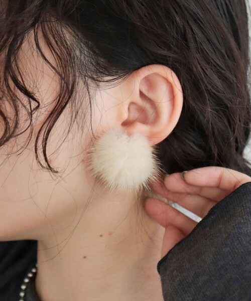fredy emue(フレディエミュ)の「ミンクファーピアス(ピアス(両耳用)・レディース・ブラック/ベージュ・FREE)」の4枚目の写真
