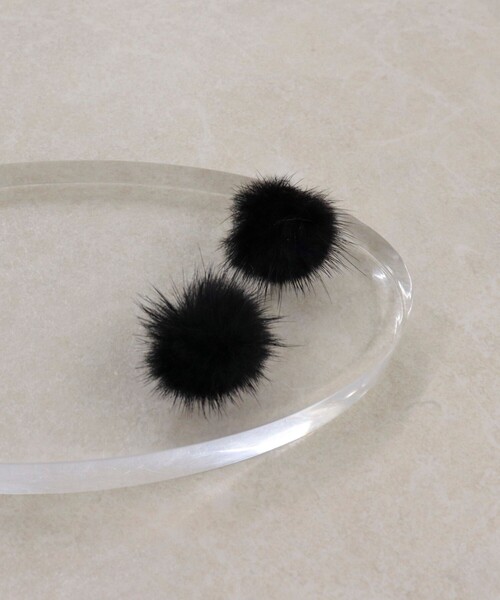 fredy emue(フレディエミュ)の「ミンクファーピアス(ピアス(両耳用)・レディース・ブラック/ベージュ・FREE)」の5枚目の写真