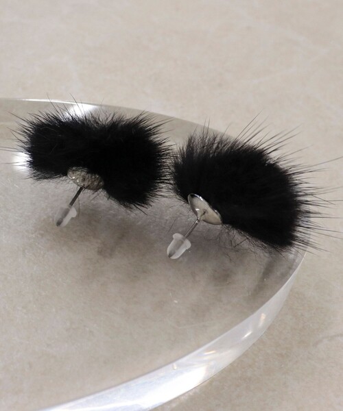 fredy emue(フレディエミュ)の「ミンクファーピアス(ピアス(両耳用)・レディース・ブラック/ベージュ・FREE)」の6枚目の写真