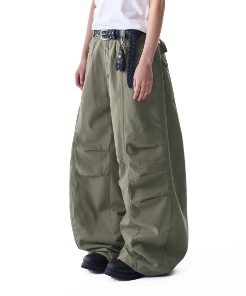 AAKAM(アーカム)の「ニーピンタックスタッズコットンパンツ(カーキ)(その他パンツ・メンズ・その他・2/1)」の1枚目の写真