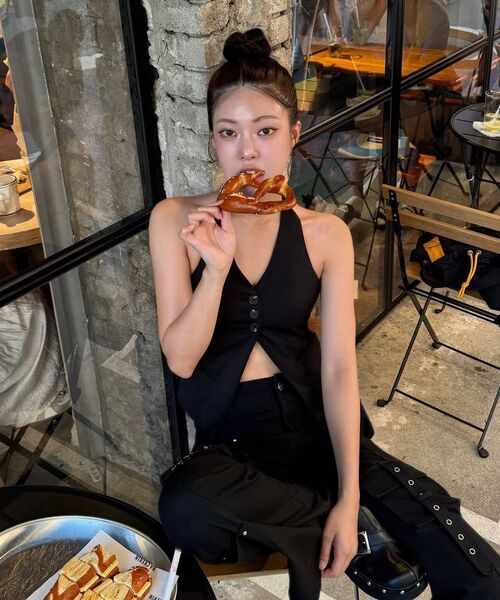WESLEYHYUSTON(ウェズリーユーストン)の「Evelyn halter neck vest black(ベスト・レディース・その他・SMALL/MEDIUM)」の3枚目の写真