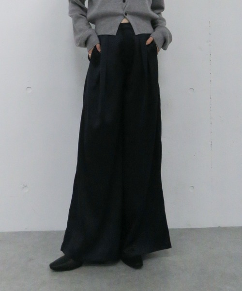 archives（アルシーヴ）の「サテンタックパンツ（その他パンツ・レディース・ネイビー/ブラウン/ベージュ・MEDIUM）」の3枚目の写真