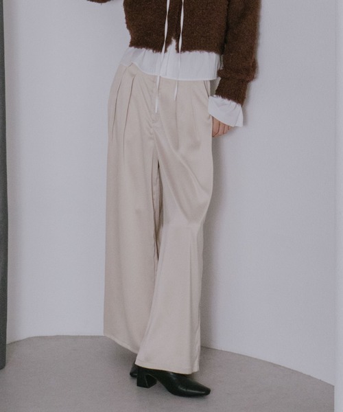 archives（アルシーヴ）の「サテンタックパンツ（その他パンツ・レディース・ネイビー/ブラウン/ベージュ・MEDIUM）」の4枚目の写真