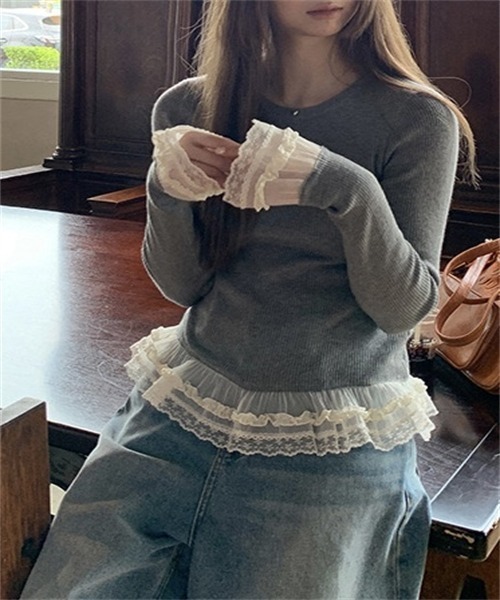 FREE STYLISTS(フリー スタイリスト)の「異素材ドッキングレースフリルニットトップス(Tシャツ/カットソー・レディース・グレー/ホワイト・M/L/XL/S)」の2枚目の写真