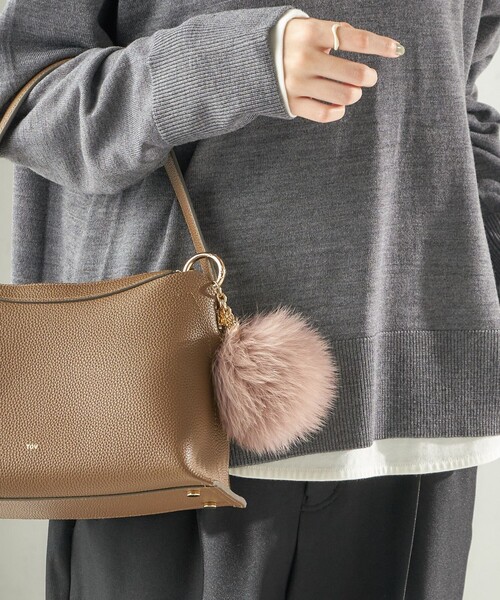 SHIPS(シップス)の「フォックス ファーポンポン チャーム(キーホルダー・レディース・ベージュ/オフホワイト/ライトブルー・ONE SIZE)」の2枚目の写真