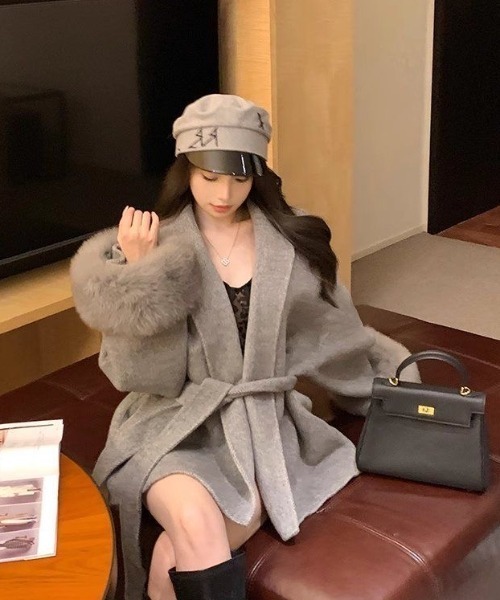 Sibra(シブラ)の「ファーカフ付きウエストベルトショートコート(ノーカラーコート・レディース・グレー/アイボリー・M)」の2枚目の写真