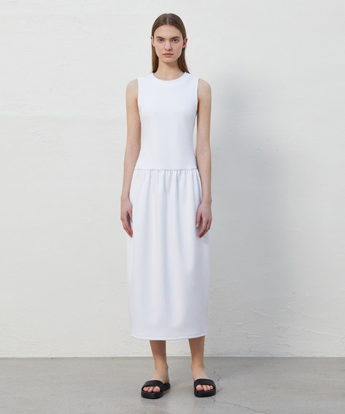 RIDIFI(リディフィ)の「CREWNECK SHIRRING BALLOON DRESS_WHITE(ワンピース・レディース・その他・SMALL/MEDIUM)」の2枚目の写真