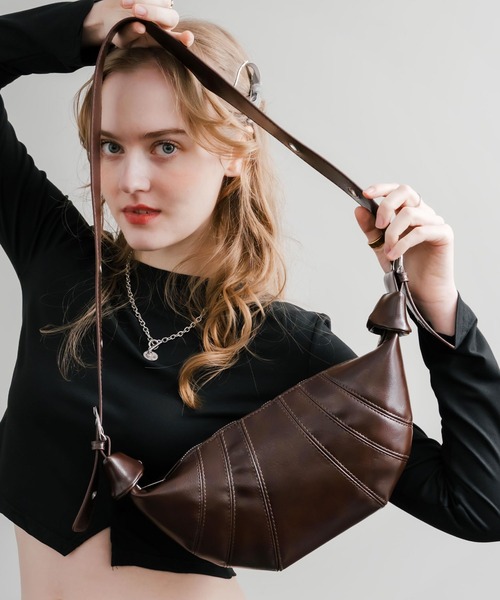 Rocky Monroe(ロッキーモンロー)の「PUレザー クロワッサン型ショルダーバッグ/ボディバッグ(ショルダーバッグ・メンズ・ブラウン/ワイン/ブラック・FREE)」の2枚目の写真
