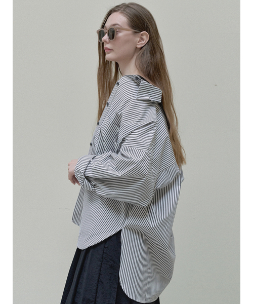 AVANT-G(アバン)の「Unbalance Stripe overfit shirt - white(シャツ/ブラウス・レディース・その他・FREE)」の1枚目の写真