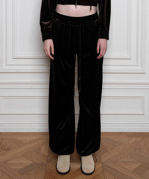 THEPORTA(ザ ポルタ)の「PORTA LOGO VELVET JOGGER PANTS, BROWN(スウェットパンツ・レディース・その他・ONE SIZE)」の2枚目の写真