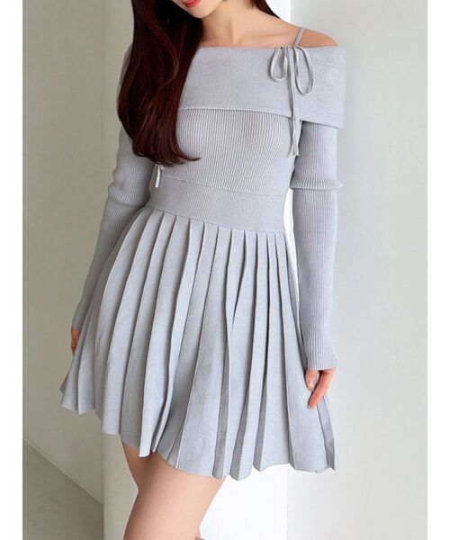 RESEXXY(リゼクシー)の「オフショルプリーツニットミニワンピース(ワンピース・レディース・アイボリー/ブラック/ブルー・FREE)」の3枚目の写真