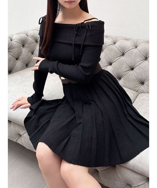 RESEXXY(リゼクシー)の「オフショルプリーツニットミニワンピース(ワンピース・レディース・アイボリー/ブラック/ブルー・FREE)」の1枚目の写真