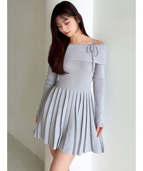RESEXXY(リゼクシー)の「オフショルプリーツニットミニワンピース(ワンピース・レディース・アイボリー/ブラック/ブルー・FREE)」の21枚目の写真