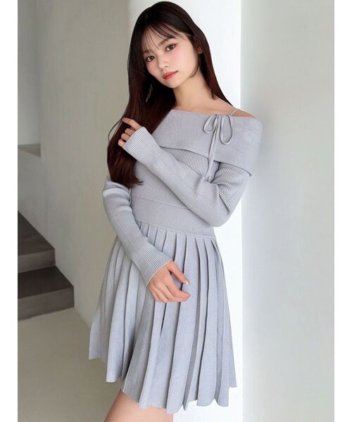 RESEXXY(リゼクシー)の「オフショルプリーツニットミニワンピース(ワンピース・レディース・アイボリー/ブラック/ブルー・FREE)」の22枚目の写真