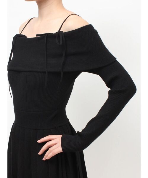 RESEXXY(リゼクシー)の「オフショルプリーツニットミニワンピース(ワンピース・レディース・アイボリー/ブラック/ブルー・FREE)」の4枚目の写真